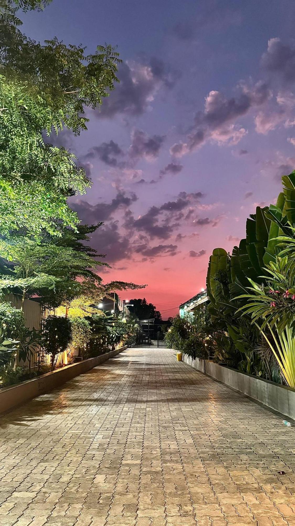 The Pavilion Park Resort Malegaon Extérieur photo